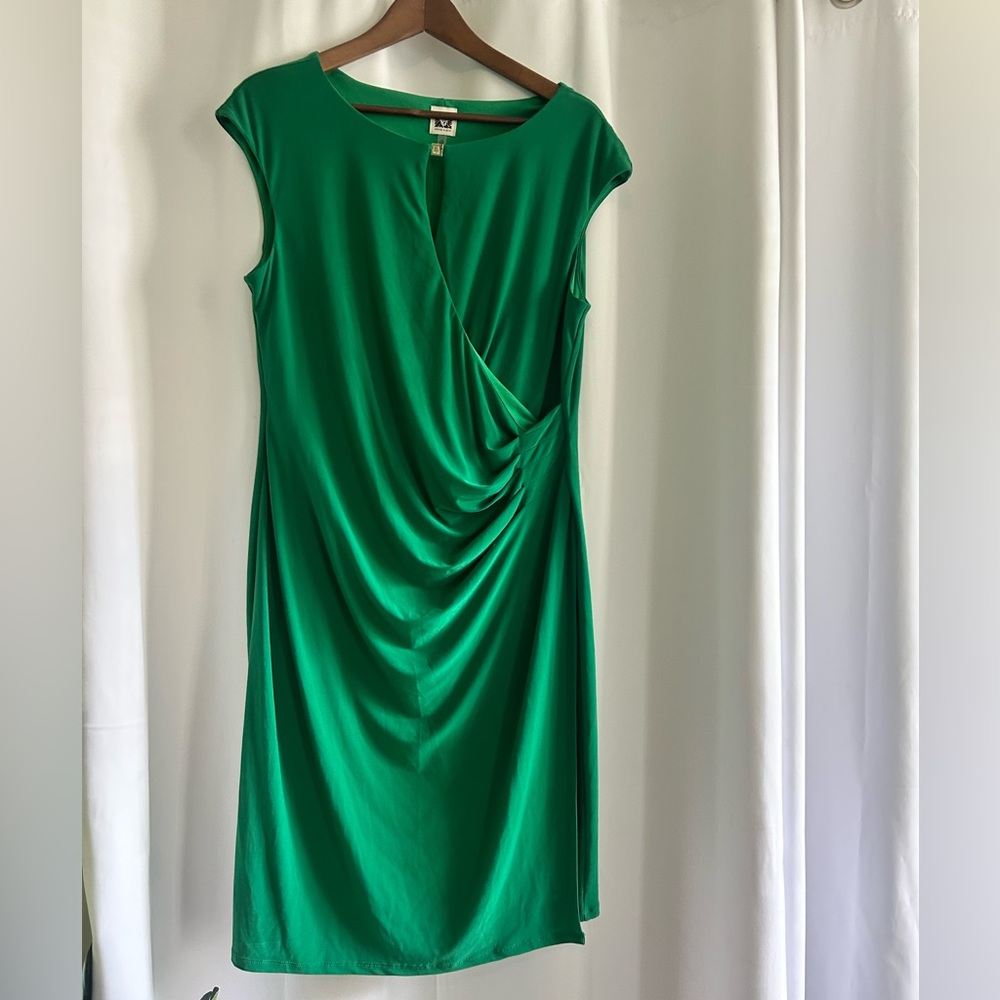 EUC Kelly Green Feaux Wrap Dress w peephole neckline
